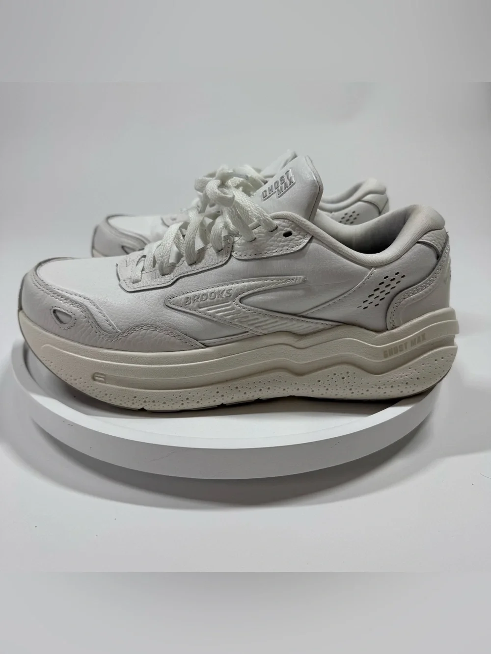Brooks Ghost Max 2 Leather Womens Sz 9 Walking Shoes (B Standard) (142) White